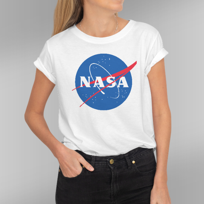 Camiseta con logo de la NASA